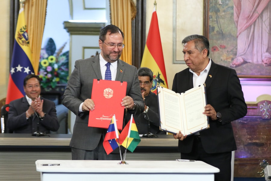 Régimen de Maduro firma 13 acuerdos estratégicos con Bolivia para el