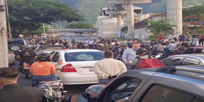 Vecinos De Petare Protestaron En La Autopista Francisco Fajardo Por