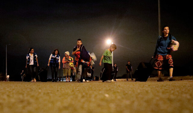 Venezuelan migrants walk towards the Peruvian border with Ecuador, after a new migration law was imposed for all Venezuelan migrants to have valid visas and passports, in Tumbes, Peru, June 15, 2019. REUTERS/Guadalupe Pardo