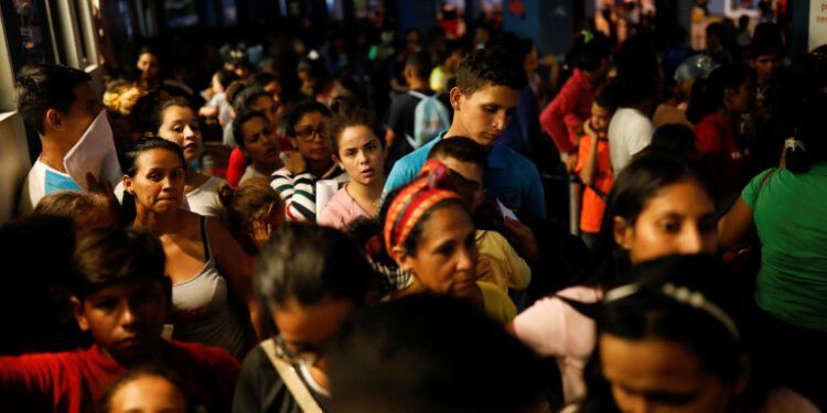 Venezuelan migrants queue at the Ecuadorian Peruvian border service center, to process their documents and be able to continue their journey, in the outskirts of Tumbes, Peru June 14, 2019. Picture taken June 14, 2019. REUTERS/Carlos Garcia Rawlins