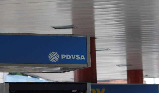 Imagen de archivo del logo de la petrolera estatal venezolana PDVSA en una estación de servicio en Caracas, Noviembre 13, 2017. REUTERS/Marco Bello