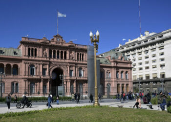 View of Casa Rosada Presidential Palace (L) and Argentina's Economy Ministry building in Buenos Aires on August 14, 2019. - Argentine President Mauricio Macri on Wednesday announced salary hikes and tax cuts to help ease an economy roiled by his shock weekend primary election defeat to his main leftist rival. (Photo by JUAN MABROMATA / AFP)