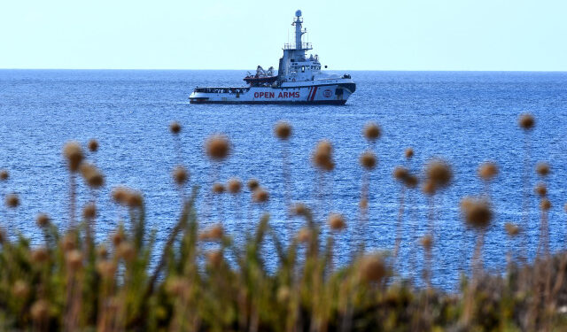 FOTO DE ARCHIVO: El barco de rescate de la ONG española Open Arms anclado cerca de la costa italiana en Lampedusa, Italia, el 17 de agosto de 2019. REUTERS/Guglielmo Mangiapane