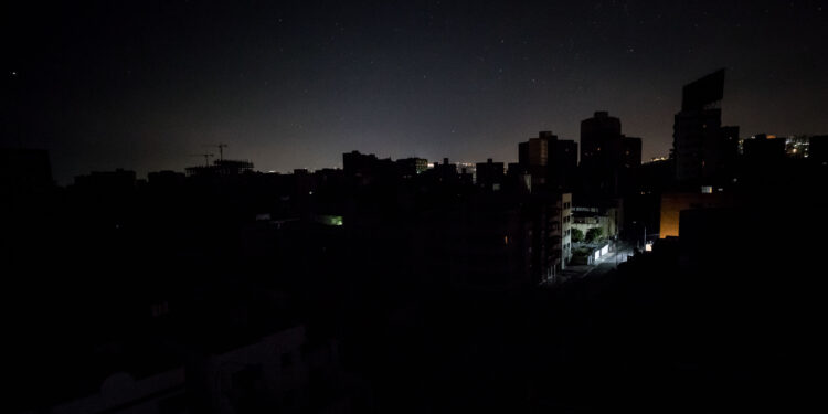 CAR002. CARACAS (VENEZUELA), 14/02/2018.- Vista nocturna del área metropolitana sin electricidad hoy, miércoles 14 febrero de 2018, en Caracas (Venezuela). EFE/Miguel Gutiérrez