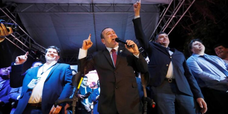 El conservador Alejandro Giammattei se autoproclama presidente de Guatemala