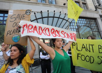 Protesters with placards gather for a demonstration organised by climate change activists from Extinction Rebellion outside the Brazilian embassy in central London on August 23, 2019 calling on Brazil to act to protect the Amazon rainforest from deforestation and fire. - Climate change activists demonstrated outside the Brazilian embassy in London on August 23, urging President Jair Bolsonaro to halt the fires in the Amazon rainforest. Protests were also planned for other European cities. Official figures show nearly 73,000 forest fires were recorded in Brazil in the first eight months of the year -- the highest number for any year since 2013. Most were in the Amazon. (Photo by ISABEL INFANTES / AFP)