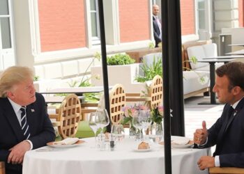 Biarritz (France), 24/08/2019.- US President Donald Trump (L) sits to lunch with French President Emmanuel Macron, on the first day of the annual G7 Summit at the Hotel du Palais in Biarritz, south-west France, 24 August 2019. The G7 Summit runs from 24 to 26 August in Biarritz. (Francia) EFE/EPA/LUDOVIC MARIN / POOL MAXPPP OUT