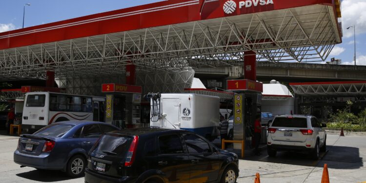 Una gasolinera de PDVSA en Caracas, ago 29 2014. La venezolana PDVSA suspendió su plan de exportación de crudo diluido (DCO) para octubre mientras revisa los crecientes costos de importación de nafta que está asumiendo la compañía para mezclar con sus extrapesados y formular estas variedades de crudo, dijeron operadores el viernes a Reuters.  REUTERS/Carlos Garcia Rawlins