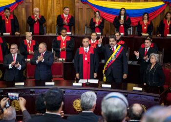CR01. CARACAS (VENEZUELA), 10/01/2019.- El presidente de Venezuela, Nicolás Maduro (2d), participa en su ceremonia de investidura donde jurará para un segundo período de gobierno que lo mantendrá en el poder hasta el año 2025, en compañía del presidente del Tribunal Supremo de Justicia (TSJ), Maikel Moreno (c); el presidente de la Asamblea Nacional Constituyente de Venezuela (ANC), Diosdado Cabello (2i); el fiscal general de Venezuela, Tarek William Saab (i), y Tibisay Lucena (d), presidenta del Consejo Nacional Electoral de Venezuela, hoy, jueves 10 de enero de 2019, en Caracas (Venezuela). El mandatario tomó juramento ante el Tribunal Supremo de Justicia (TSJ), en Caracas, acompañado por otros seis jefes de Estado que fueron los únicos en asistir a este acto señalado por opositores y buena parte de la comunidad internacional como el inicio de la "usurpación" de la Presidencia de Venezuela. Tras seis años en el poder a Maduro lo cuestiona no solo la población, que durante su mandato ha visto cómo el país se ha sumido en la peor crisis económica de su historia, también gobiernos de América y Europa que han mostrado su preocupación por las condiciones en las que se encuentra Venezuela. EFE/Miguel Gutiérrez