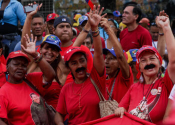 CAR02. CARACAS (VENEZUELA), 18/10/2016.- Simpatizantes del presidente de Venezuela, Nicolás Maduro, se manifiestan hoy, martes 18 de octubre de 2016, en las calles de Caracas (Venezuela). Miles de chavistas marcharon hoy en la capital venezolana para a favor de la aprobación del presupuesto de la nación para el año 2017 como muestra de apoyo al presidente venezolano. EFE/CRISTIAN HERNÁNDEZ