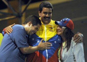 (FILES) This file picture taken on April 6, 2013 shows Venezuelan acting President Nicolas Maduro (C) embracing his wife Cilia Flores (L) and son Nicolas Maduro during a campaign rally in Puerto Ordaz, Bolivar state, Venezuela.
Nicolas Ernesto Maduro Guerra, "Nicolasito", the President's son is an economist and candidate to July 31, 2017 "constituent assembly". / AFP PHOTO / JUAN BARRETO