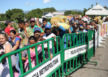 People cross the Colombian-Venezuelan border over the partially opened Simon Bolivar international bridge in San Antonio del Tachira, Venezuela June 8, 2019. REUTERS/Carlos Eduardo Ramirez