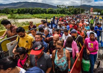 Venezuelan citizens enter Cucuta, Norte de Santander Department, Colombia from San Antonio del Tachira, Venezuela at the Simon Bolivar international bridge on July 25, 2017.
Some 25.000 Venezuelans cross to Colombia and return to their country daily with food, consumables and money from ilegal work, according to official sources. Also, there are 47.000 Venezuelans in Colombia with legal migratory status and another 150.000 who have already completed the 90 allowed days and are now without visa.  / AFP PHOTO / Luis Acosta