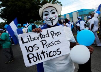 REFILE-CORRECTING TYPO A masked anti-government protester takes part in a march called  March of the balloons  in Managua  Nicaragua September 9  2018  The signal reads  Freedom for political prisoners   REUTERS Oswaldo Rivas