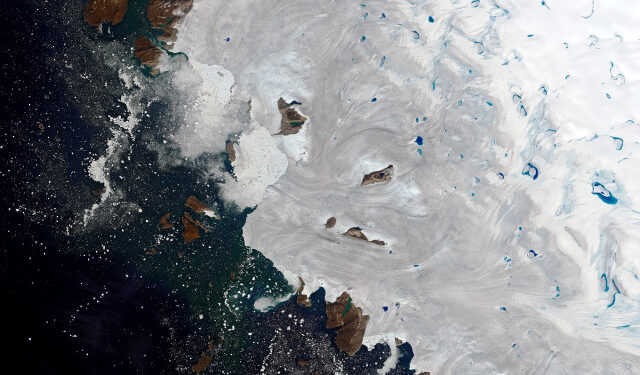 - (Greenland), 30/07/2019.- A handout photo made available by NASA Earth Observatory of a satellite image showing meltwater ponding in northwest Greenland near the ice sheet's edge, 30 July 2019 (issued 02 August 2019). In late July 2019, a major melting event spread across the Greenland Ice Sheet. Billions of tons of meltwater streamed into the Atlantic Ocean throughout the month, making a direct and immediate contribution to sea level rise. (Groenlandia) EFE/EPA/NASA EARTH OBSERVATORY HANDOUT HANDOUT EDITORIAL USE ONLY