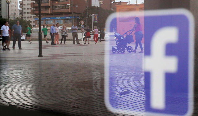 Imagen de archivo. El logotipo de Facebook se ve en un escaparate en Málaga, España, 4 de junio de 2018. REUTERS / Jon Nazca