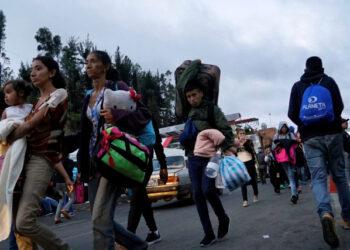 Venezolanos intentan cruzar a Ecuador desde Colombia, algunos viajan a Perú antes de que se endurezcan las normas migratorias, en el puente internacional Rumichaca en Tulcán, Ecuador. 12 junio 2019. REUTERS/Daniel Tapia