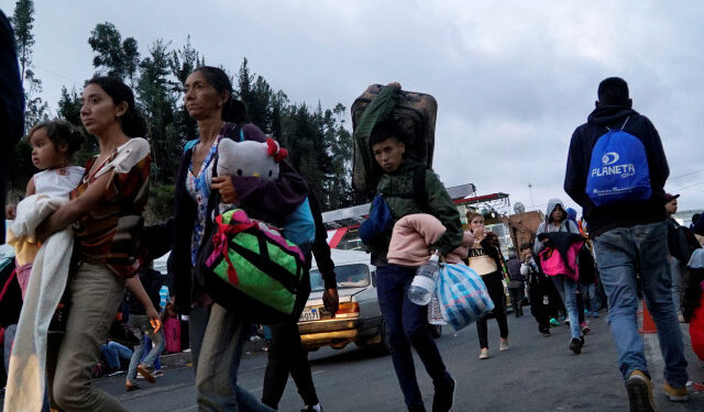 Venezolanos intentan cruzar a Ecuador desde Colombia, algunos viajan a Perú antes de que se endurezcan las normas migratorias, en el puente internacional Rumichaca en Tulcán, Ecuador. 12 junio 2019. REUTERS/Daniel Tapia