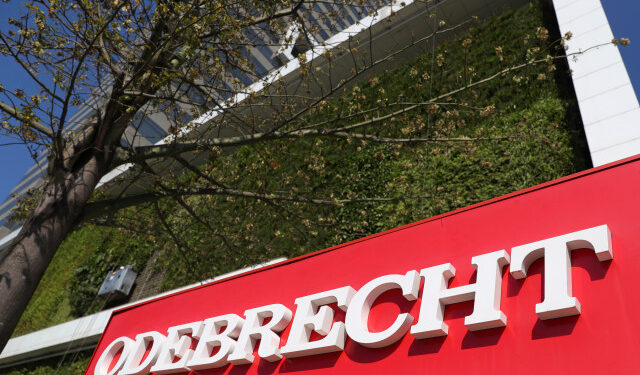 Foto de archivo. El logo corporativo del conglomerado de construcción Odebrecht en su sede de Sao Paulo, Brasil, 29 de julio, 2019. REUTERS/Amanda Perobelli