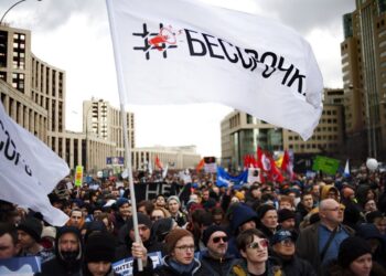 Manifestantes de la agrupación Bessrochka fotografiados durante una protesta en Moscú el 10 de marzo del 2019. (George Kovalyov/Bessro4ka-Telegram via AP)