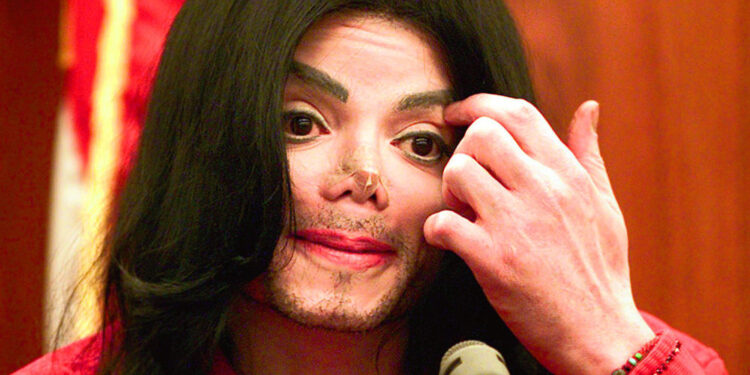Michael Jackson testifies in Santa Barbara County Superior Court, Wednesday, Nov 13, 2002 in Santa Maria, Calif. Jackson took the witness stand Wednesday in a $21 million lawsuit by Marcel Avram, his longtime promoter, that accuses the singer of backing out of two millennium concerts. (AP Photo/Spencer Weiner, pool) *** Local Caption *** CANTANTE MICHAEL JACKSON DURANTE JUICIO