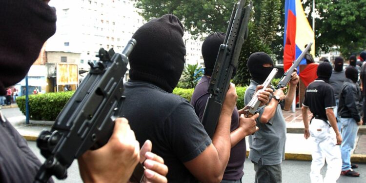 Armed members of the extreme left group "Urban Militia" demonstrate in the populous neighbourhood "23 de Enero", west of Caracas, 27 June 2006, against another extreme left group called "Tupamaros" for their allegedly participation in the killing of two youngsters.     AFP PHOTO
