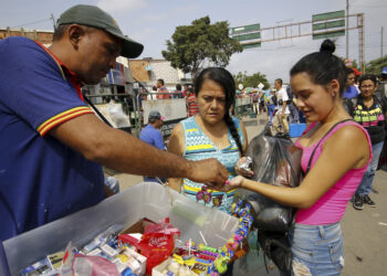 A woman buys medicines in La Parada neighborhood in Cucuta, Colombia, near the Simon Bolivar International Bridge, on the border with Tachira, Venezuela, on February 8, 2019. - Venezuelans cross to Colombia tu buy groceries due to the shortage in their country. Venezuelan President Nicolas Maduro vowed on Friday not to let in "fake" aid from the United States requested by opposition leader Juan Guaido, which is being stockpiled at the border with Colombia. (Photo by Schneyder Mendoza / AFP)