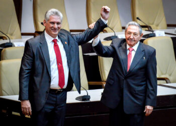 Newly elected Cuban President Miguel Diaz-Canel (L) reacts as former Cuban President Raul Castro raises his hand during the National Assembly in Havana, Cuba, April 19, 2018. REUTERS/Adalberto Roque/Pool via Reuters