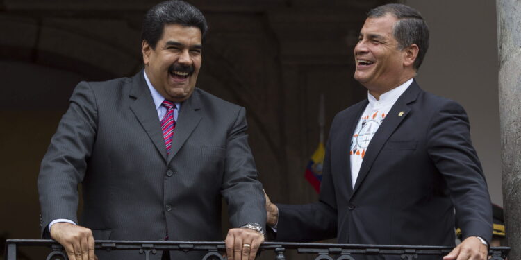 ECU19 - QUITO (ECUADOR), 21/9/2015.- El presidente de Venezuela, Nicolás Maduro (i), es recibido por su homólogo de Ecuador, Rafael Correa (d), hoy, lunes 21 de septiembre de 2015, en el Palacio de Gobierno en Quito (Ecuador). Maduro se reunirá con sus colegas de Uruguay, Tabaré Vázquez y de Colombia, Juan Manuel Santos, para tratar directamente el problema fronterizo que les ha distanciado desde el pasado 19 de agosto cuando el Gobierno venezolano decidió cerrar varios pasos fronterizos con el alegado propósito de acabar contra el contrabando y el paramilitarismo y expulsó a más de 1.600 colombianos que habitaban en el lado venezolano, según cifras de organismos de la ONU. EFE/José Jácome