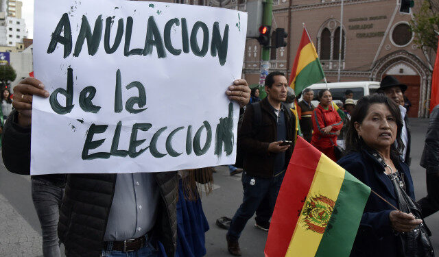 Supporters of the Comunidad Ciudadana (CC) opposition party, of former presidential candidate Carlos Mesa, attend a march against the results of the October 20 elections, in La Paz on October 28, 2019. - The platform gathering the regional civic committees (Conade), demanded the annulment of the controversial general elections in Bolivia, won by President Evo Morales in the first round, and called for new elections with a new electoral court. (Photo by AIZAR RALDES / AFP)