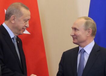 El presidente ruso, Vladimir Putin (D), saluda al presidente turco, Recep Tayyip Erdogan (I), durante su conferencia de prensa conjunta luego de las conversaciones que sostuvieron en el balneario de Sochi, Rusia, en el mar Negro.