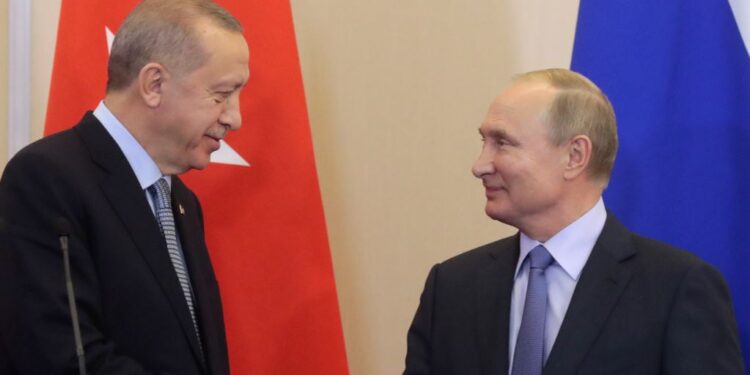 El presidente ruso, Vladimir Putin (D), saluda al presidente turco, Recep Tayyip Erdogan (I), durante su conferencia de prensa conjunta luego de las conversaciones que sostuvieron en el balneario de Sochi, Rusia, en el mar Negro.