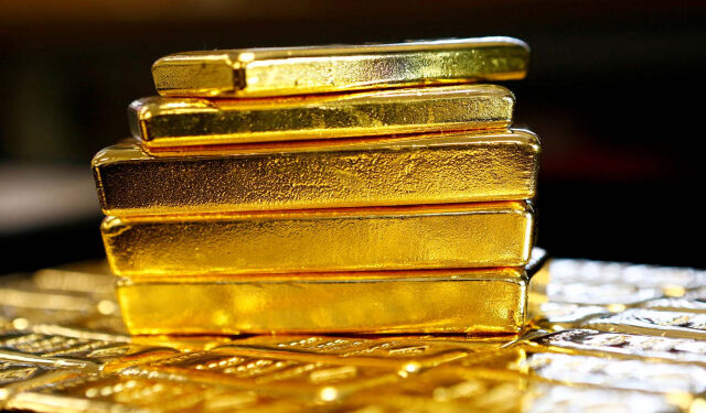 Foto de archivo. Barras de oro en la planta austriaca de separación de oro y plata Oegussa en Viena, Austria. 18 de marzo de 2016. REUTERS/Leonhard Foeger