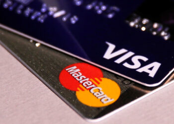 Imagen de archivo de una ilustración de tarjetas de crédito MasterCard y Visa, Junio 9, 2016. REUTERS/Maxim Zmeyev/Ilustración