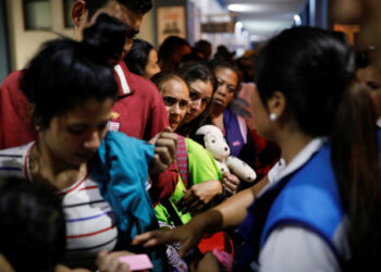 Venezuelan migrants queue at the Ecuadorian-Peruvian border service center, to process their documents and be able to continue their journey, on the outskirts of Tumbes, Peru June 14, 2019. Picture taken June 14, 2019. REUTERS/Carlos Garcia Rawlins