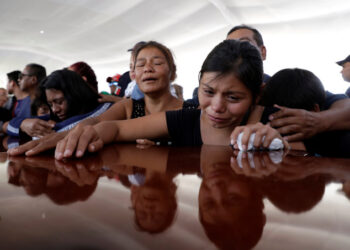 Foto de archivo. Familiares de un oficial de policía que fue asesinado junto a otros de sus compañeros en una emboscada por supuestos sicarios de un cártel, lloran durante un homenaje organizado por el gobierno estatal en Morelia , estado de Michoacán, México, 15 de octubre de 2019. REUTERS/Alan Ortega