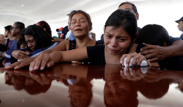 Foto de archivo. Familiares de un oficial de policía que fue asesinado junto a otros de sus compañeros en una emboscada por supuestos sicarios de un cártel, lloran durante un homenaje organizado por el gobierno estatal en Morelia , estado de Michoacán, México, 15 de octubre de 2019. REUTERS/Alan Ortega