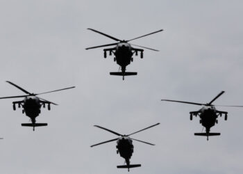 FOTO DE ARCHIVO. Helicópteros de la Fuerza Aérea Colombiana realizan una maniobra militar en Rionegro. Julio, 2019. REUTERS/David Estrada