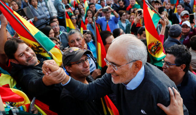 Foto de archivo. El líder opositor Carlos Mesa saluda a partidarios en el sur de La Paz. 27 de octubre 2019. REUTERS/Kai Pfaffenbach