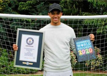 El jugador inglés observando el libro de «Guinness World Records 2020»