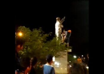 Bolivia, estatua Hugo Chávez, protestas. Foto captura de video.