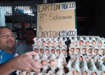 Carlos vende huevos por unidad para quienes no pueden pagar ni una docena ni media (fotos Elizabeth Ostos)
