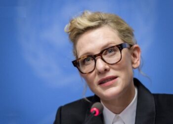La actriz de Hollywood y embajadora de buena voluntad del ACNUR, Cate Blanchett, blandió su pasaporte al exigir medidas para solucionar la situación de los apátridas, el 7 de octubre de 2019 en Ginebra, durante la apertura de una reunión del ACNUR. ©AFP