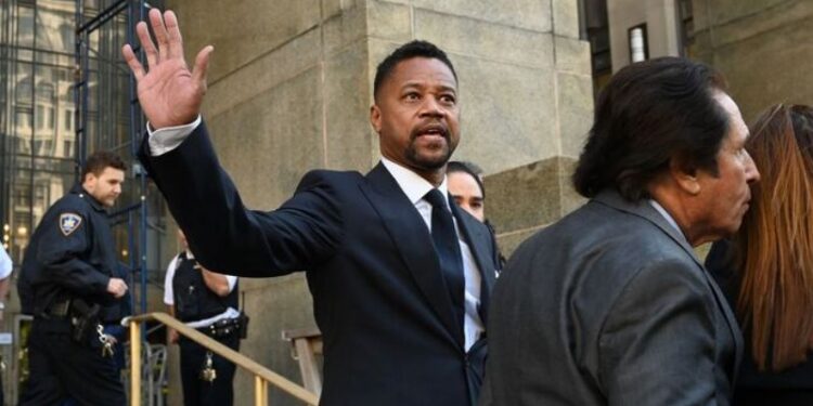 Cuba Gooding Jr. a su salida de una Corte en Nueva York tras la lectura de cargos. AFP Timothy A. Clary.