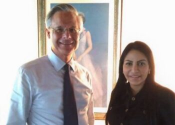 Diputada Delsa Solórzano y el embajador del Reino Unido en Caracas, Andrew Soper. Foto @UKinVenezuela