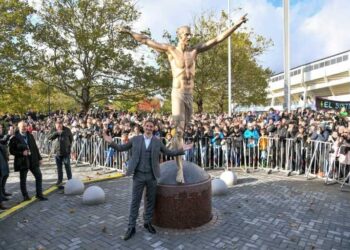 El astro sueco de Los Ángeles Galaxy Zlatan Ibrahimovic posa junto a una estatua de bronce con su efigie, el 8 de octubre de 2019 en Malmö, Suecia. ©AFP
