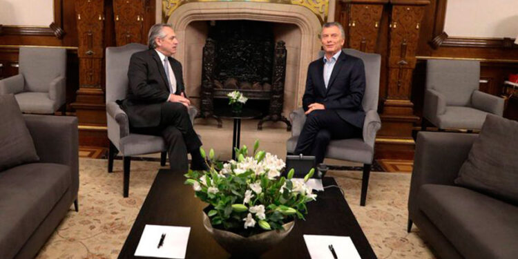 El presidente de Argentina, Mauricio Macri, en reunión con el candidato ganador, Alberto Fernández. Foto EFE