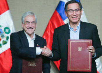 El presidnete de Perú, Martín Vizcarra junto a su homologo de Chile, sebastian Piñera. Foto EFE