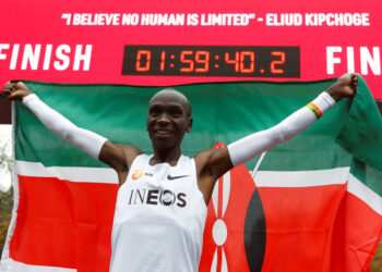 Eliud Kipchoge de Kenia cruza la línea de meta tras correr la maratón en menos de dos horas en Viena. 12 de octubre de 2019. REUTERS/Leonhard Foeger