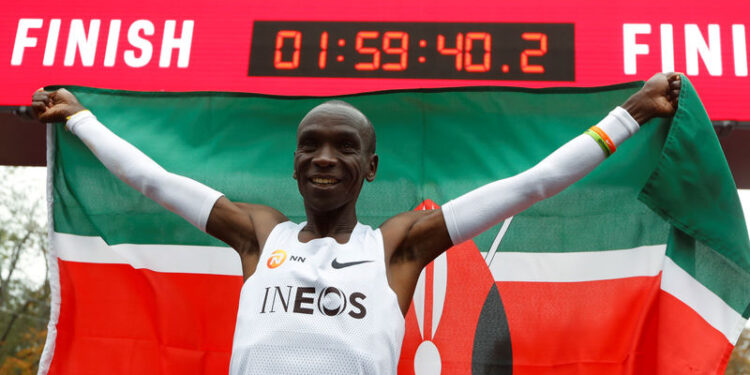 Eliud Kipchoge de Kenia cruza la línea de meta tras correr la maratón en menos de dos horas en Viena. 12 de octubre de 2019. REUTERS/Leonhard Foeger